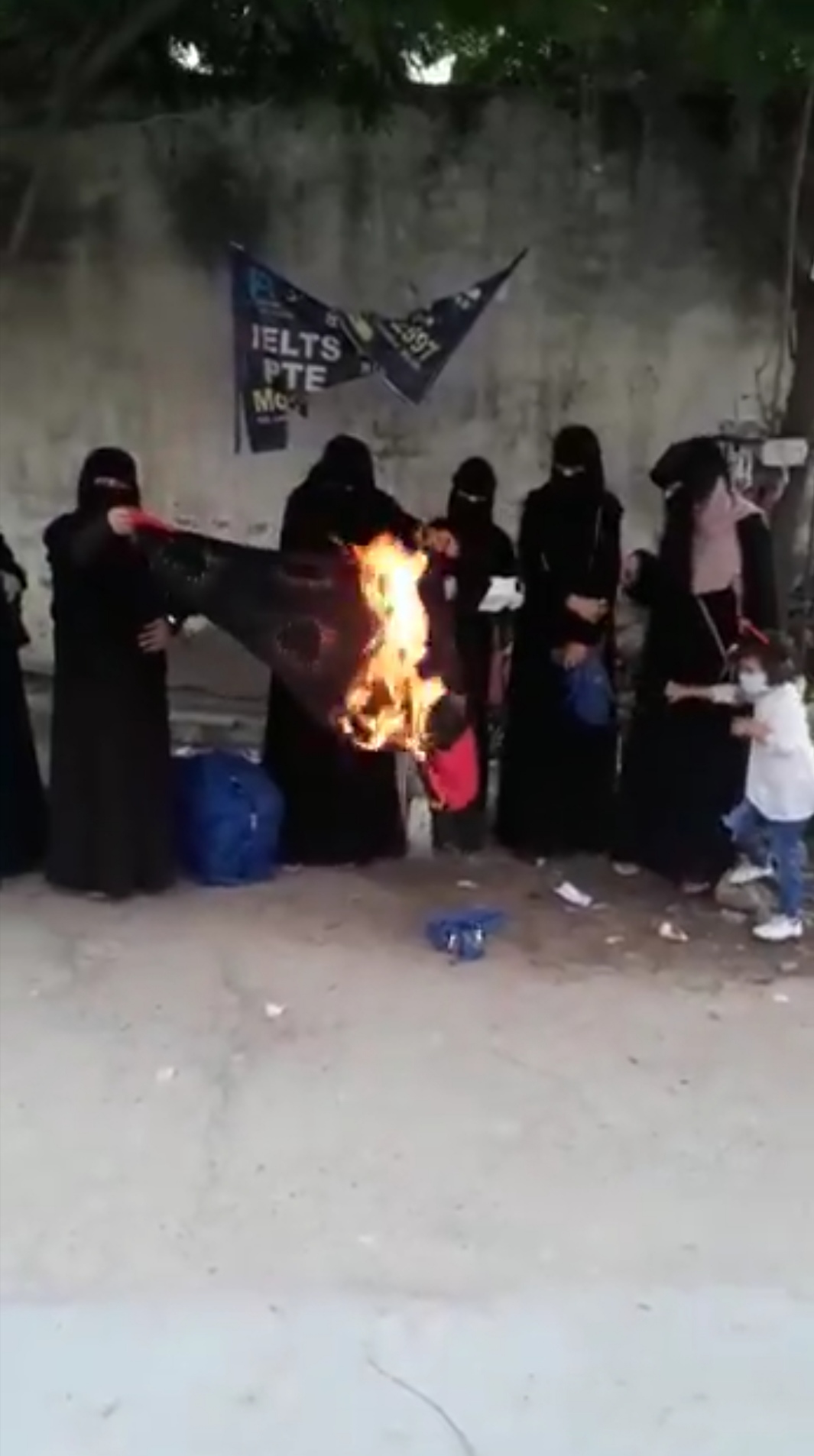 شاهد صورة يمنيات في الهند يحرقن غطاء رؤوسهن ..
