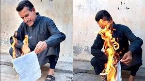 بمناسبة شهر رمضان وتقديرا لظروفهم .. تاجر يحرق دفتر الديون الخاص بزبائنه ويعفو عنهم ..