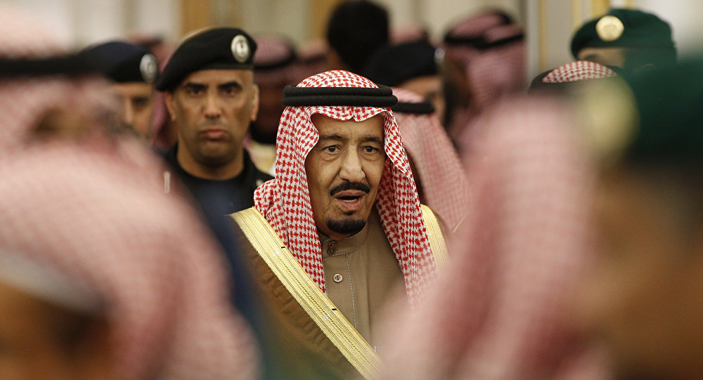 شيخ قطري مقرب من الأمير تميم يفاجئ الملك سلمان أمام آلاف السعوديين وولي العهد