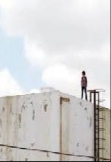 ومن الحب ماقتل .. طفل يمني يقدم على الانتحار من سطح مبنى بسبب طفلة ..
