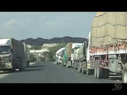 الحوثيون يجبرون مئات الناقلات المحملة بالبضائع التجارية وناقلات المشتقات النفطية في البيضاءعلى دفع مبالغ مالية كبيرة تحت مسمى مجهود حربي مقابل المرور